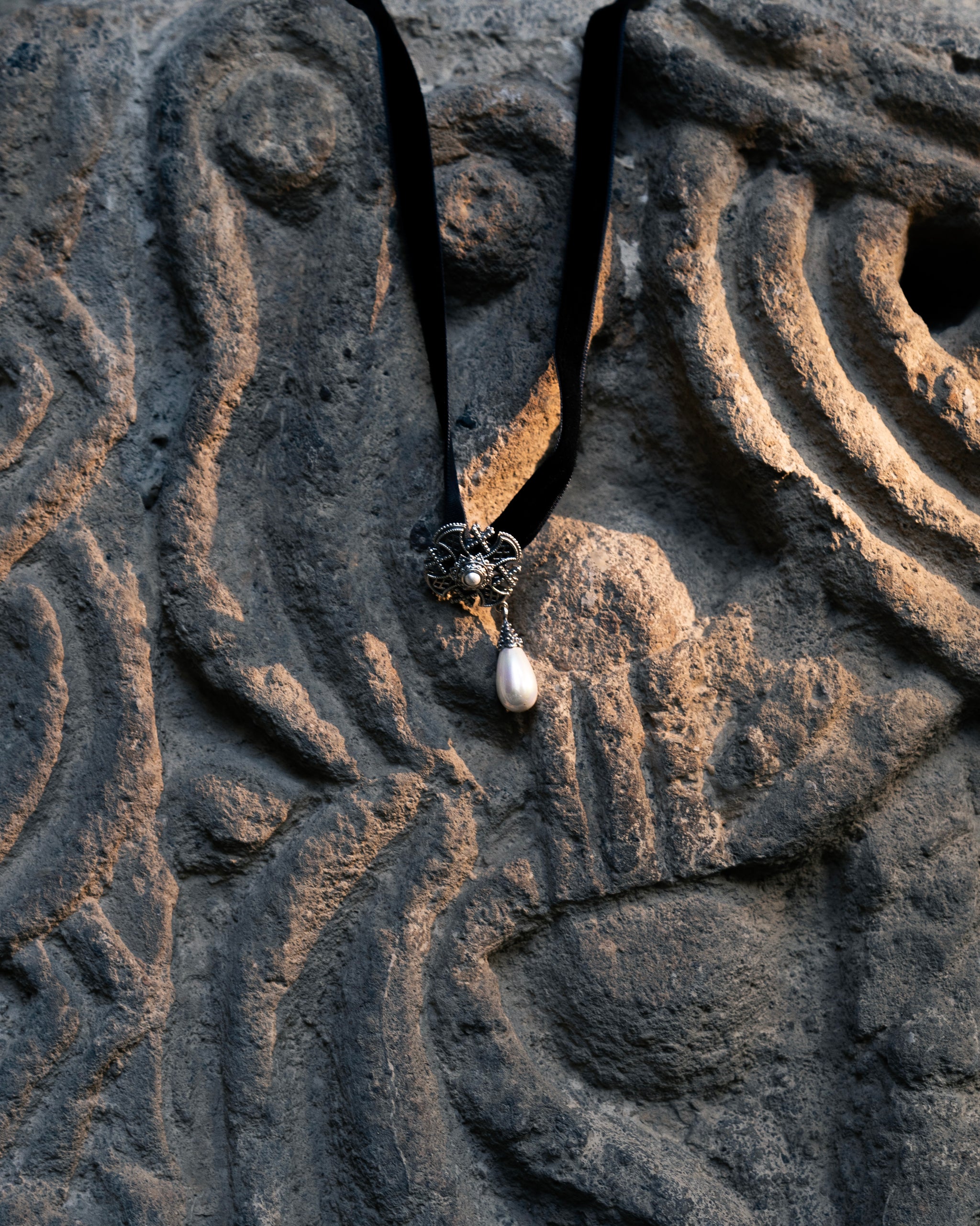 VANQ VELVET CHOKER.jpg__PID:a43f4858-c209-48bc-a279-73c14e2d940d