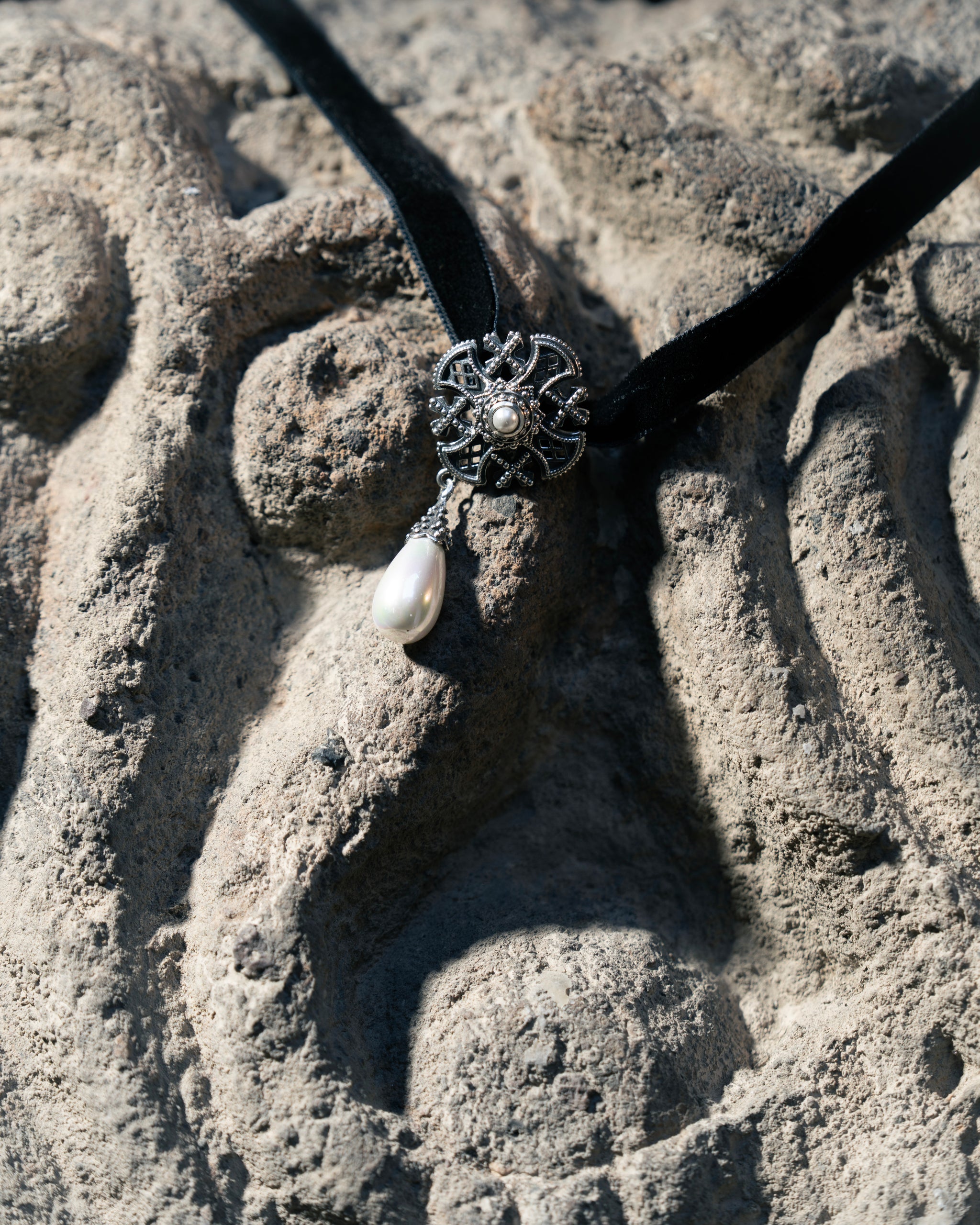 VELVET CHOKER VANQ.jpg__PID:3f4858c2-0958-4c62-b973-c14e2d940d4f